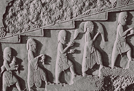 antikes Relief mit Personen, die eine Treppe ersteigen